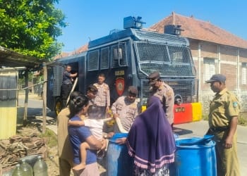 Sat Samapta Polres Jepara menyalurkan 6.000 liter air bersih kepada warga Desa Kedungmalang, Kecamatan Kedung, Kabupaten Jepara di tengah musim kemarau.