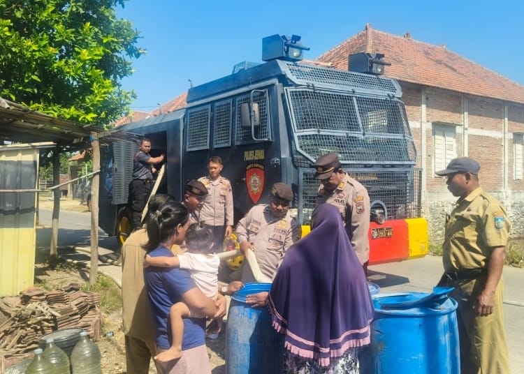 Sat Samapta Polres Jepara menyalurkan 6.000 liter air bersih kepada warga Desa Kedungmalang, Kecamatan Kedung, Kabupaten Jepara di tengah musim kemarau.