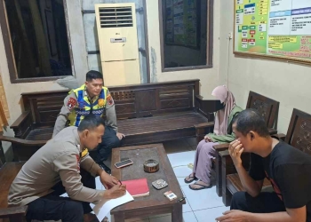 Warga mengamankan oknum modin di Nalumsari Jepara terkait dugaan perzinaan saat subuh