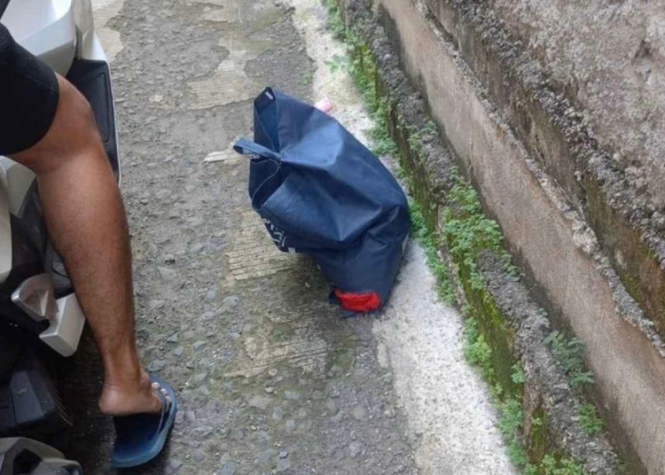 bayi laki-laki ditemukan dalam tas biru di Juwana Pati masih dengan ari-ari