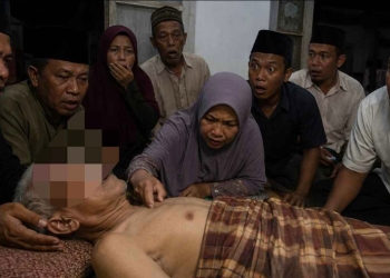 Warga Desa Klampok Lor Demak terkejut saat lansia yang dikira meninggal ternyata masih bernapas saat akan dimandikan