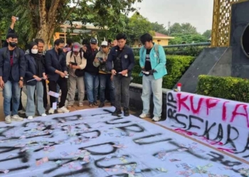 aksi mahasiswa ultimatum 18 hari ancam reformasi jilid 2 di depan bank indonesia jateng