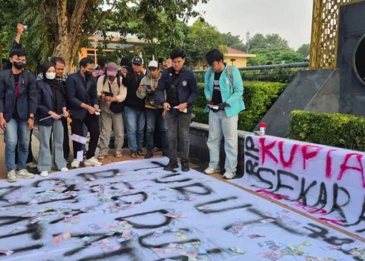 aksi mahasiswa ultimatum 18 hari ancam reformasi jilid 2 di depan bank indonesia jateng