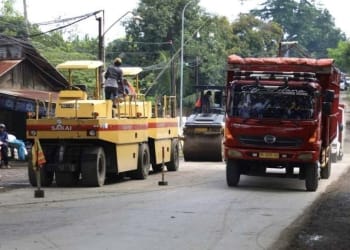 proyek perbaikan jalan Jepara Keling cor beton pekerja dan alat berat