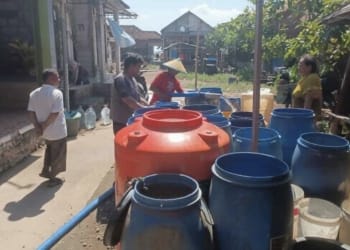 Warga Kedungmalang Jepara antre air bersih dari BPBD akibat krisis air sejak Februari 2026