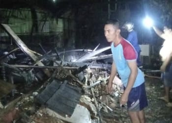 Petugas pemadam kebakaran memadamkan api yang membakar rumah warga di Desa Ujung Pandan, Kecamatan Welahan, Jepara.