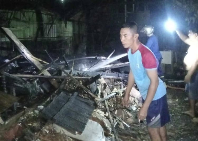 Petugas pemadam kebakaran memadamkan api yang membakar rumah warga di Desa Ujung Pandan, Kecamatan Welahan, Jepara.