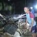 Petugas pemadam kebakaran memadamkan api yang membakar rumah warga di Desa Ujung Pandan, Kecamatan Welahan, Jepara.