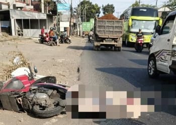 Kecelakaan maut di Lebuawu Pecangaan Jepara yang melibatkan sepeda motor dan truk kontainer di depan apotek