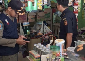 Petugas tim gabungan menunjukkan puluhan bungkus rokok ilegal tanpa pita cukai hasil operasi pemberantasan di Kabupaten Jepara.