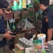 Petugas tim gabungan menunjukkan puluhan bungkus rokok ilegal tanpa pita cukai hasil operasi pemberantasan di Kabupaten Jepara.