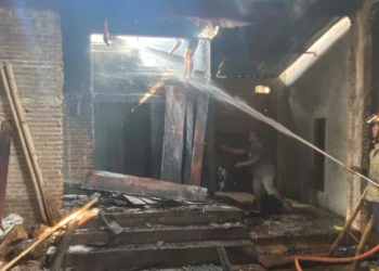 Oven pengering kayu terbakar di Desa Kecapi Tahunan Jepara berhasil dipadamkan Damkar