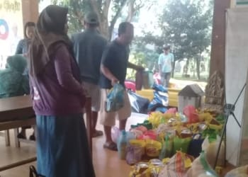 Ribuan paket minyak goreng bansos dikembalikan warga di Pakis Aji Jepara karena diduga berbau solar