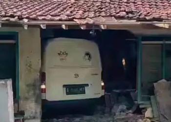 mobil mbg seruduk rumah warga di pati akibat gas bermasalah