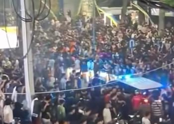 Kerumunan massa di kawasan Universitas Negeri Semarang saat polisi mengamankan pria asal Jepara terkait dugaan pesan senonoh