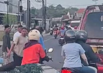 Pengendara Beat terjatuh lalu dihantam mikrobus di Jalan Raya Jepara–Kudus wilayah Desa Ngabul, Kecamatan Tahunan, Rabu (24/6/2026).