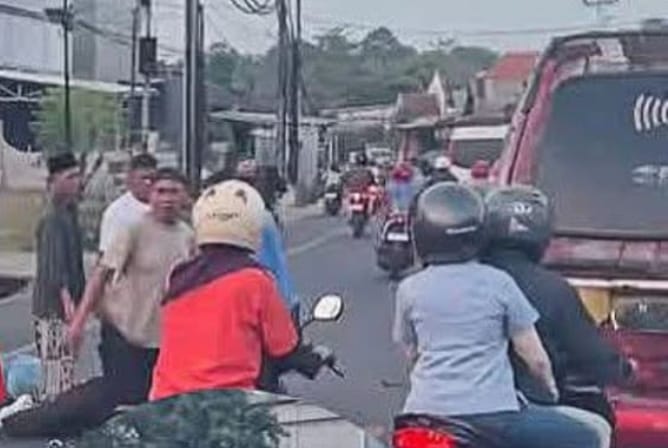 Pengendara Beat terjatuh lalu dihantam mikrobus di Jalan Raya Jepara–Kudus wilayah Desa Ngabul, Kecamatan Tahunan, Rabu (24/6/2026).