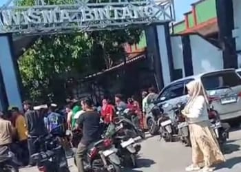 Polisi melakukan olah TKP kasus dugaan bunuh diri di Wisma Bintang Pecangaan Jepara