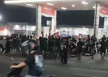 Evakuasi korban kecelakaan maut Honda PCX dengan truk kontainer di depan SPBU Ngabul, Jepara yang menewaskan dua pemuda.