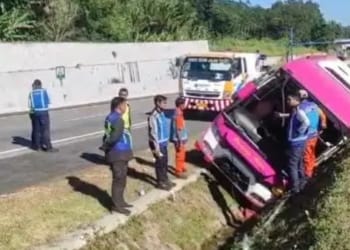 Bus pariwisata terguling di Tol Semarang-Solo KM 454, Kabupaten Semarang, mengakibatkan dua penumpang meninggal dunia.