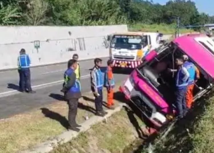 Bus pariwisata terguling di Tol Semarang-Solo KM 454, Kabupaten Semarang, mengakibatkan dua penumpang meninggal dunia.