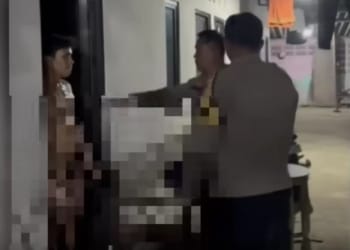 Petugas Polsek Kalinyamatan menangani ODGJ Jepara yang mengamuk di sebuah rumah kost di Desa Pendosawalan, Kecamatan Kalinyamatan.