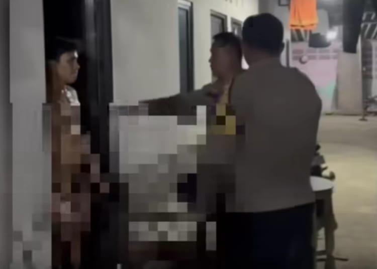 Petugas Polsek Kalinyamatan menangani ODGJ Jepara yang mengamuk di sebuah rumah kost di Desa Pendosawalan, Kecamatan Kalinyamatan.