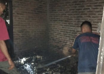 Petugas Damkar memadamkan kebakaran rumah yang dipicu obat nyamuk di Desa Mindahan, Batealit, Jepara.