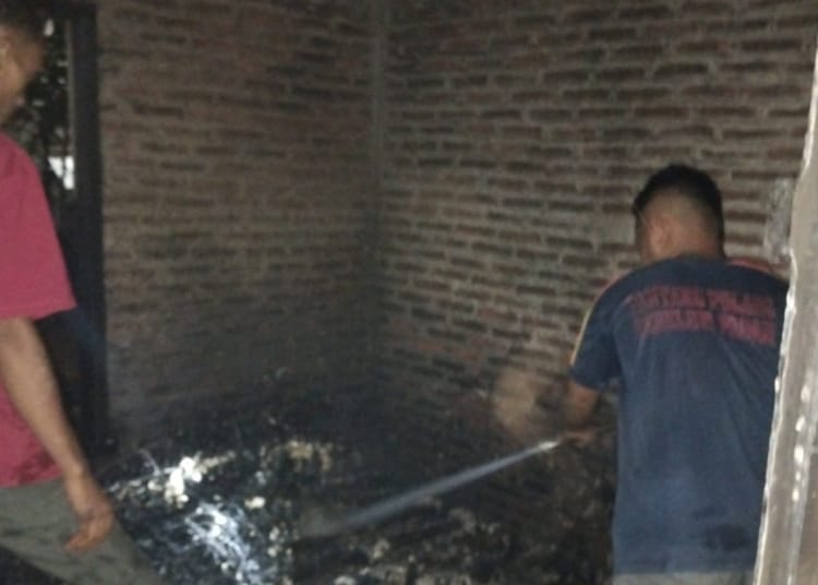 Petugas Damkar memadamkan kebakaran rumah yang dipicu obat nyamuk di Desa Mindahan, Batealit, Jepara.