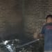Petugas Damkar memadamkan kebakaran rumah yang dipicu obat nyamuk di Desa Mindahan, Batealit, Jepara.
