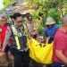 Petugas kepolisian dan warga melakukan evakuasi petani yang ditemukan meninggal di area sawah Desa Klepu, Kecamatan Keling, Kabupaten Jepara.