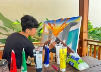 Siswa SLB Negeri Jepara mengikuti lomba lukis difabel dalam rangka Hari Bhayangkara ke-80 di Polres Jepara.