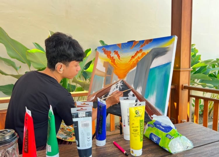Siswa SLB Negeri Jepara mengikuti lomba lukis difabel dalam rangka Hari Bhayangkara ke-80 di Polres Jepara.