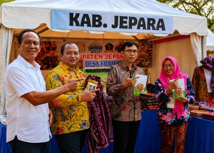 Stand UMKM Jepara di Festival Pangan Jawa Tengah 2026 di TMII Jakarta menampilkan produk horog-horog, kopi khas Jepara, dan Tenun Troso.