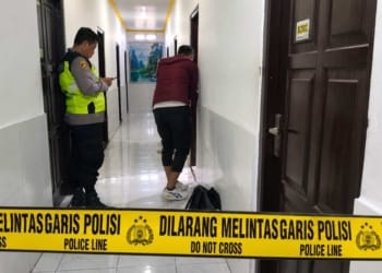 Polisi melakukan olah TKP di Hotel Krisna Kudus setelah seorang wanita ditemukan bersimbah darah di dalam kamar.