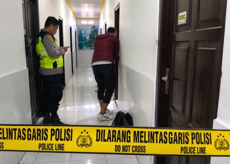 Polisi melakukan olah TKP di Hotel Krisna Kudus setelah seorang wanita ditemukan bersimbah darah di dalam kamar.