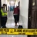 Polisi melakukan olah TKP di Hotel Krisna Kudus setelah seorang wanita ditemukan bersimbah darah di dalam kamar.