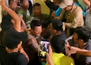 Terduga pelaku curanmor diamankan warga di Desa Damarwulan, Kecamatan Keling, Jepara sebelum dievakuasi polisi.