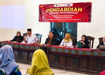 Kepala Desa Bangsri Sunaryo bersama narasumber dari DP3AP2KB Jepara dan Untag Semarang saat sosialisasi KDRT, kenakalan remaja, bahaya narkoba, dan pencegahan perkawinan anak di Balai Desa Bangsri, Jepara.