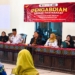 Kepala Desa Bangsri Sunaryo bersama narasumber dari DP3AP2KB Jepara dan Untag Semarang saat sosialisasi KDRT, kenakalan remaja, bahaya narkoba, dan pencegahan perkawinan anak di Balai Desa Bangsri, Jepara.