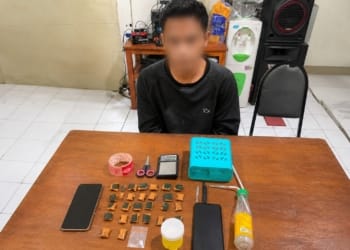 Petugas Ditresnarkoba Polda Jateng mengamankan tersangka kasus narkoba beserta 24 paket sabu dan barang bukti di Klaten.