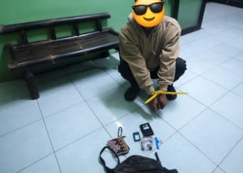 Polisi mengamankan tersangka penyalahgunaan sabu beserta barang bukti usai penggerebekan di atas perahu di Kecamatan Wedung, Kabupaten Demak.
