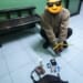 Polisi mengamankan tersangka penyalahgunaan sabu beserta barang bukti usai penggerebekan di atas perahu di Kecamatan Wedung, Kabupaten Demak.