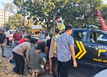 Petugas mengevakuasi korban kecelakaan beruntun di Jalan Raya Kudus–Jepara, Desa Tunggulpandean, Nalumsari, Jepara, Rabu 15 Juli 2026.