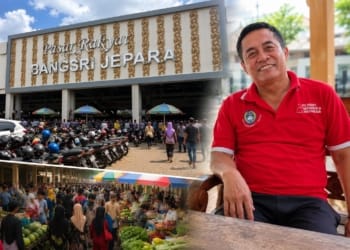 Kepala Disperindag Jepara Anjar Jambore Widodo bersama suasana Pasar Rakyat Bangsri Jepara terkait evaluasi sistem parkir Pasar Baru Bangsri.