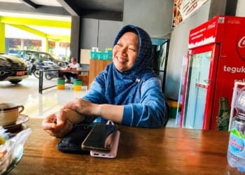 "Kepala DLH Jepara Rini Patmini saat berbincang dengan jurnalis Metro8.news mengenai pengelolaan sampah, bank sampah, dan pemanfaatan sampah dapur menjadi kompos untuk mendukung Jepara bersih."