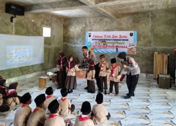 Satlantas Polres Jepara memberikan edukasi keselamatan berlalu lintas dan anti-bullying kepada siswa MI Mambaul Masholih Pakis Aji.