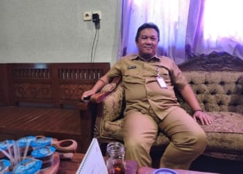 Kepala Disnakertrans Jepara Zamroni Lestiaza memberikan keterangan terkait penutupan PT Samwon Busana Indonesia Unit Jepara.