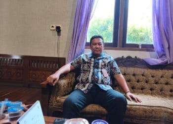 Kepala DiskopUKMnakertrans Jepara Zamroni Lestiaza menjelaskan proses penutupan PT Samwon dan pemenuhan hak pekerja di Jepara.