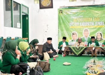 Doa bersama pengurus baru DPC PPP Jepara masa bakti 2026–2031 usai menerima SK DPP PPP di Sekretariat DPC PPP Jepara.